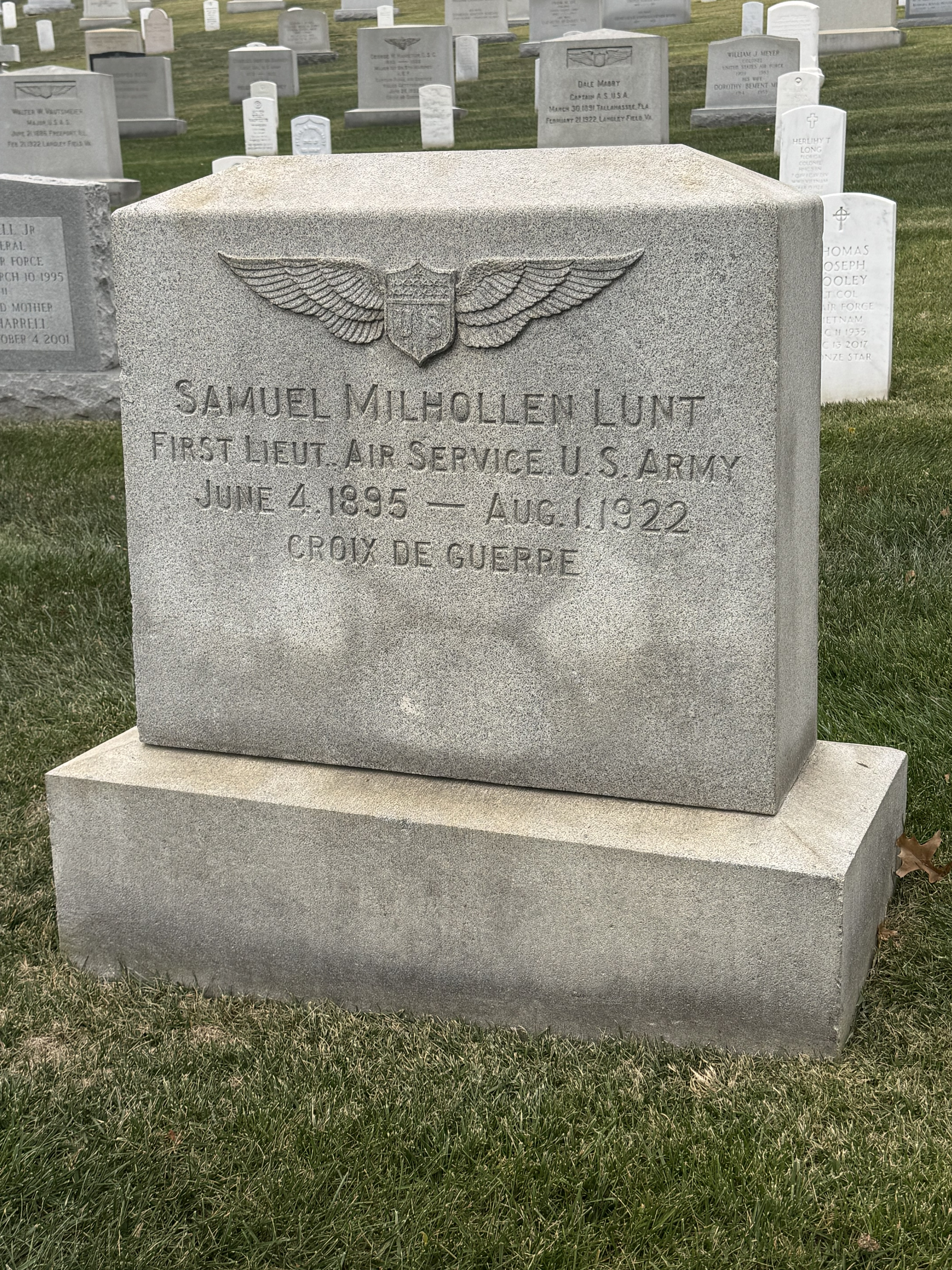 Headstone for Lt. Lunt's grave at Arlington National Cemetery.|205x205px