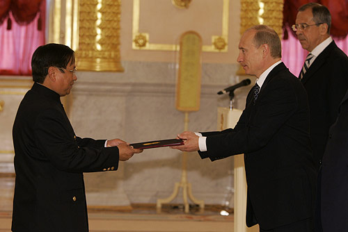 Khieu Thavika presenting his credential to Vladimir Putin|thumb|right|250px