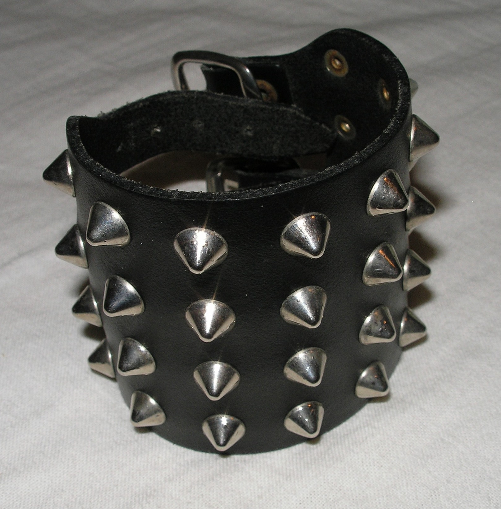 A spike band with unsharp ends