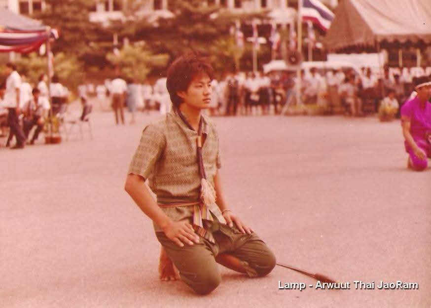 Lamp Sakkapoom kneeling in front of King Ramkhamhaeng the Great at Ramkhamhaeng University