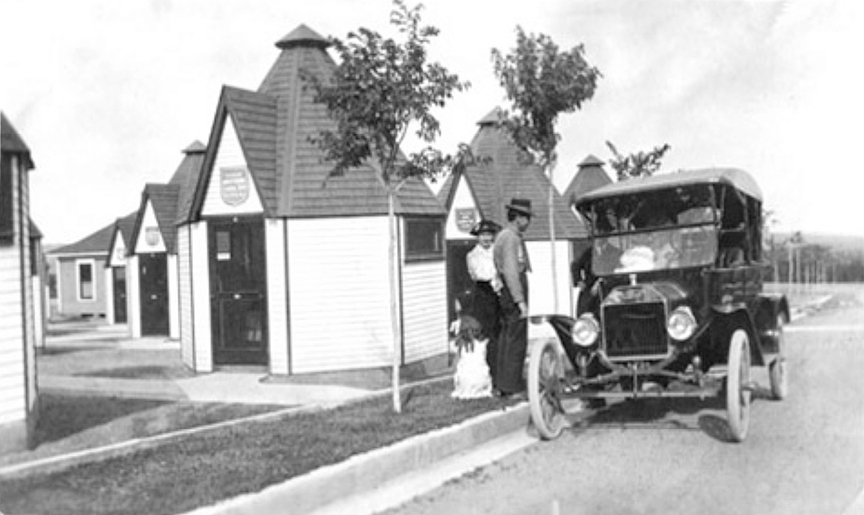 An octagonal Gardiner-style 'TB hut' and a transport vehicle at the Modern Woodmen of America Sanatorium in Colorado Springs, circa 1910s.