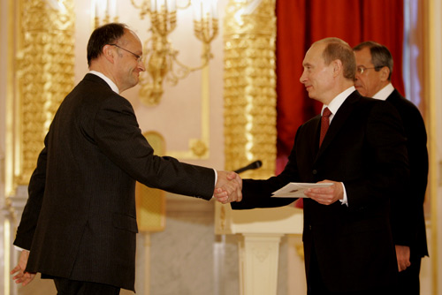 Stronck presenting his credentials to Vladimir Putin in December 2007.