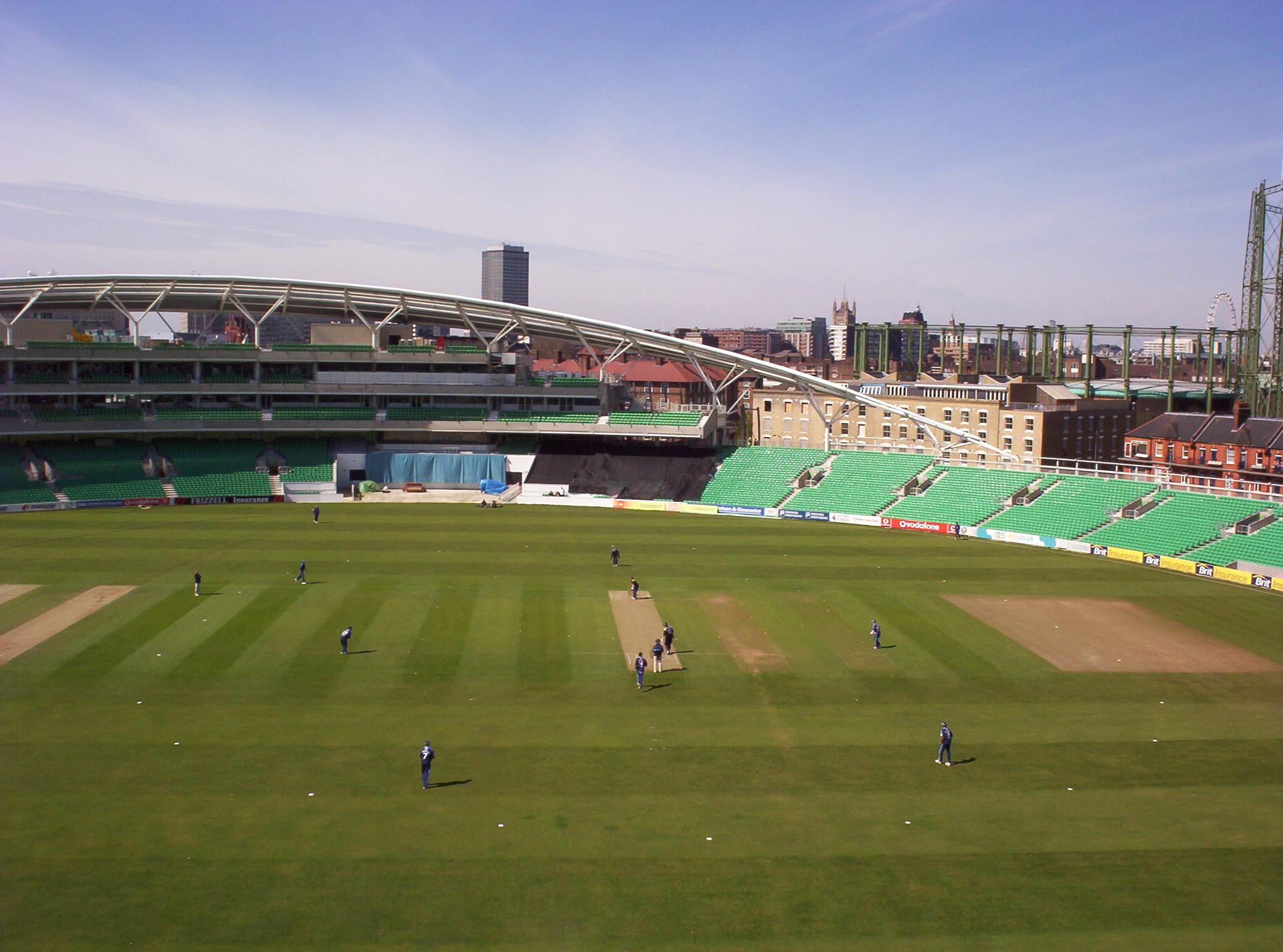 Jimmy Ormond comes in to bowl for Surrey.