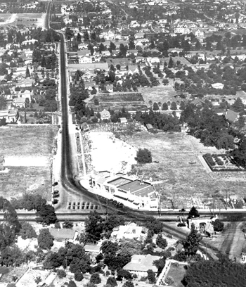 Aerial view of the Piedmont looking east at Lake Avenue. Ca 1930 -courtesy Mike Manning collection