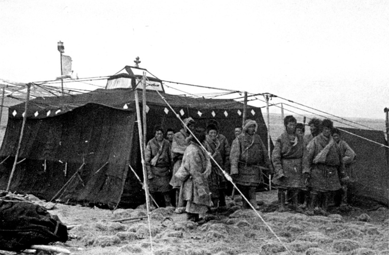 A old tent with Tibetan nomads at the beginning of the twentieth century.