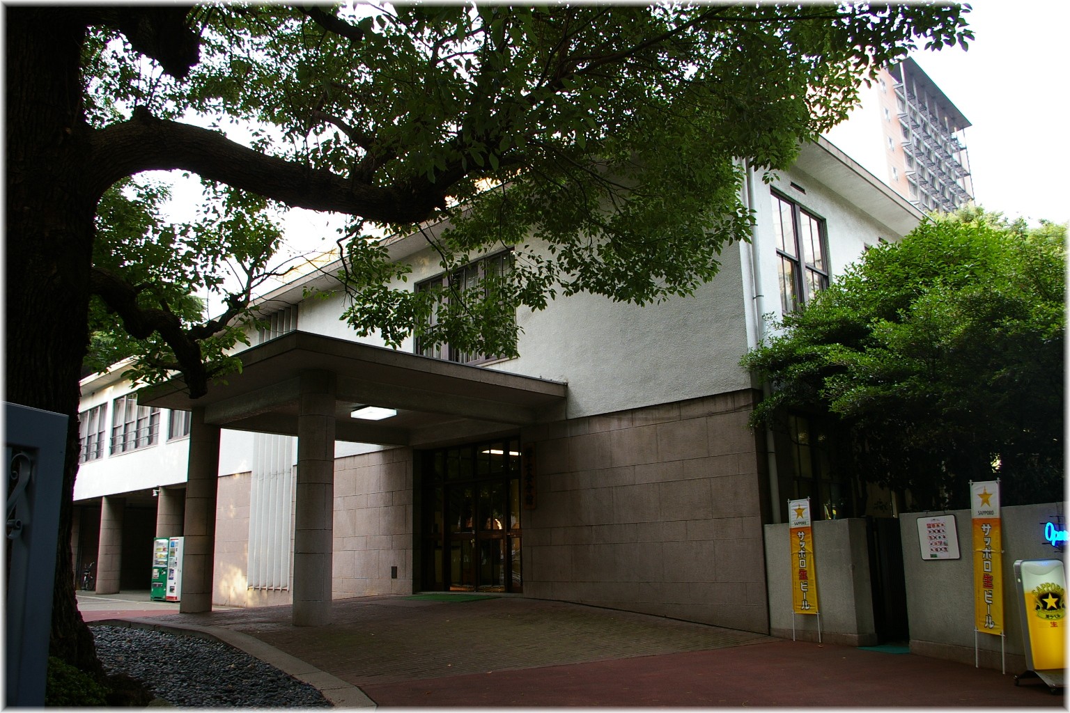 rigtht|250px|The annex of Gakushi-Kaikan located in the University of Tokyo