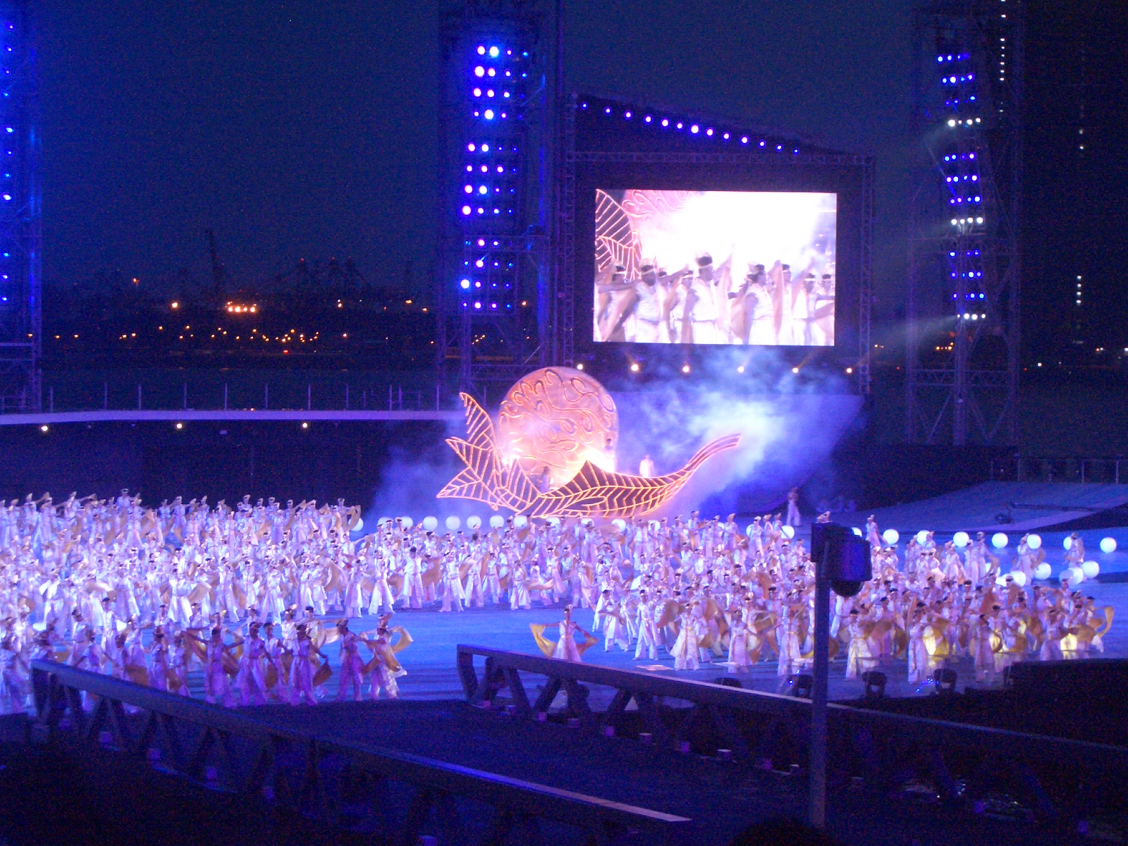 The 2007 parade deployed a combination of water and laser effects, as well as pyrotechnics.