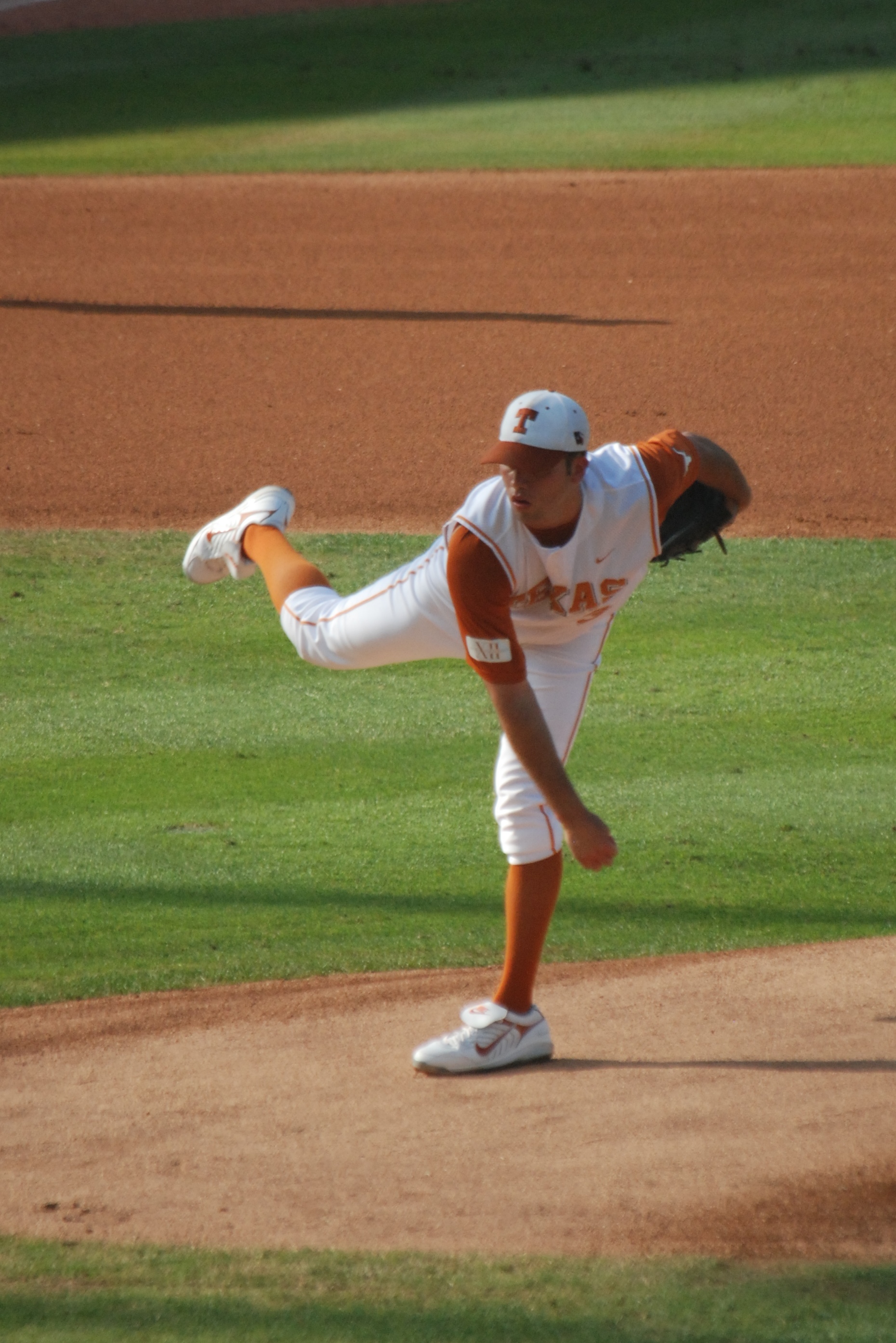 Adrian Alaniz pitching for The University of Texas