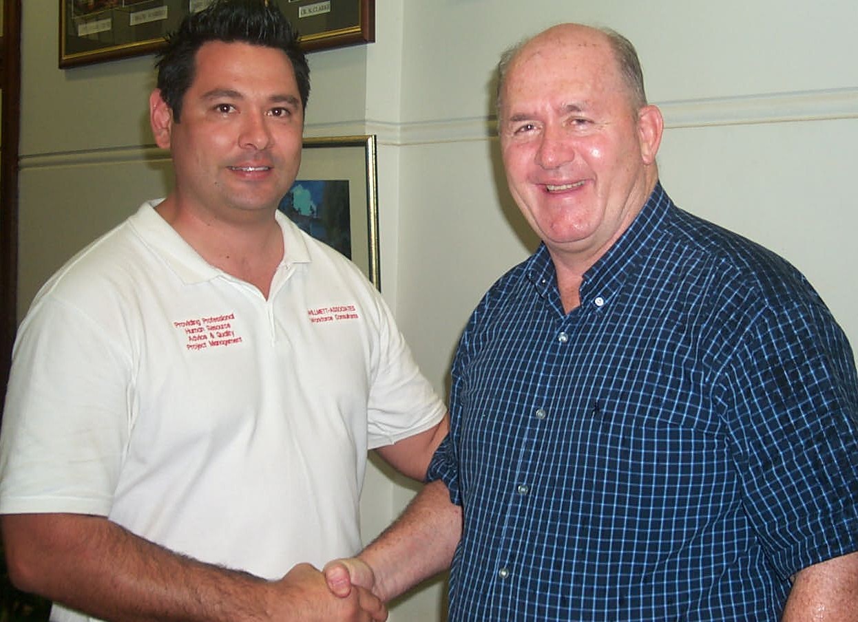 Neil Willmett & Cyclone Larry Taskforce Leader, General Peter Cosgrove (Courtesy Innisfail Advocate April 2006)