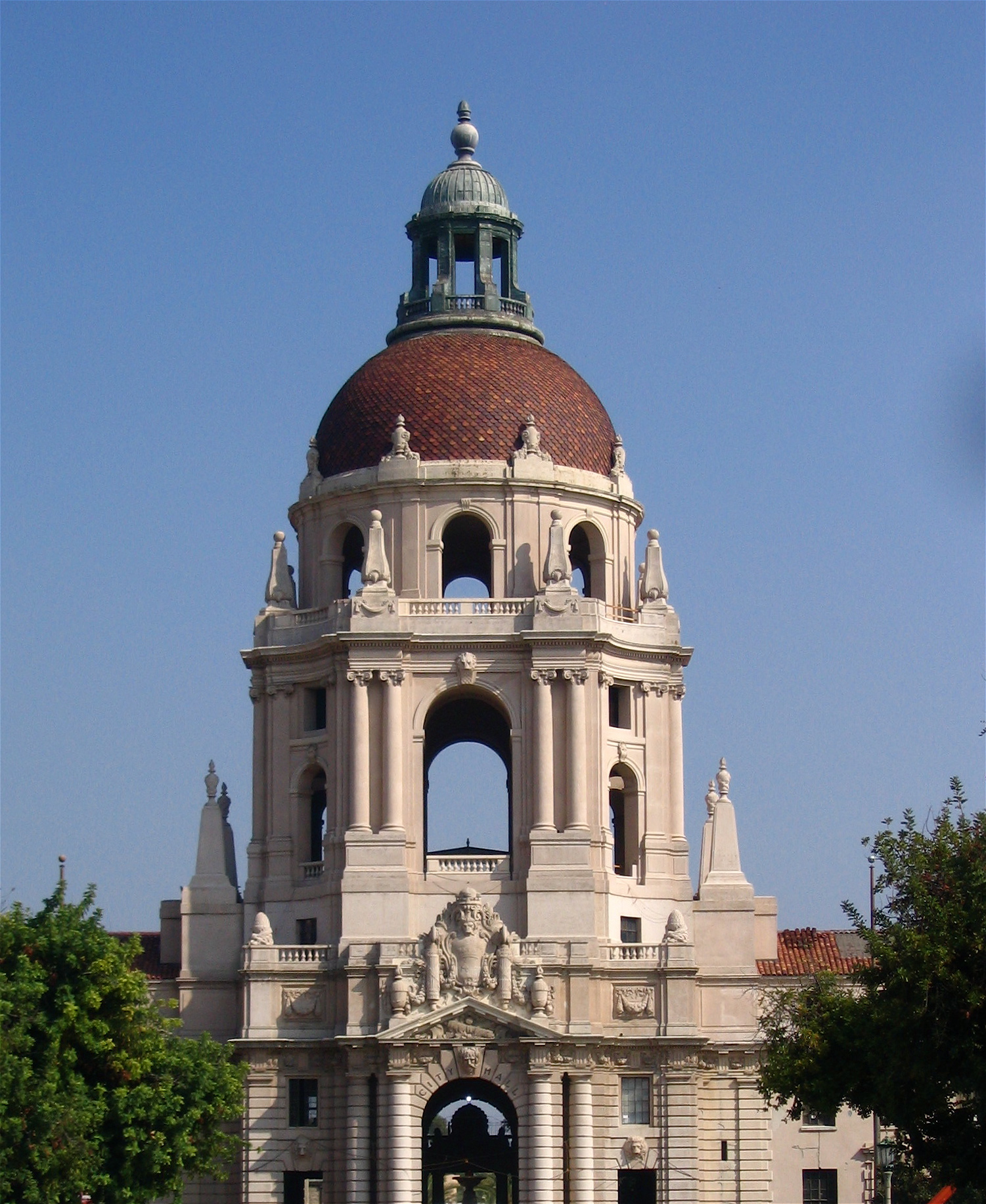 Pasadena City Hall, as seen from Holly Street.