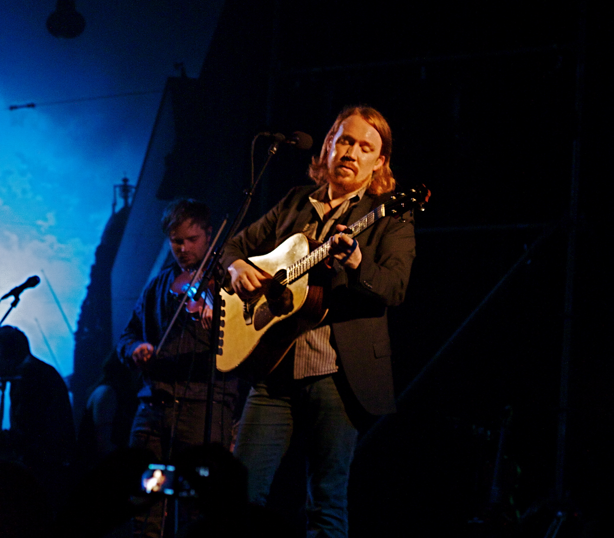 Sunberg user Lars Winnerbäck performing live.