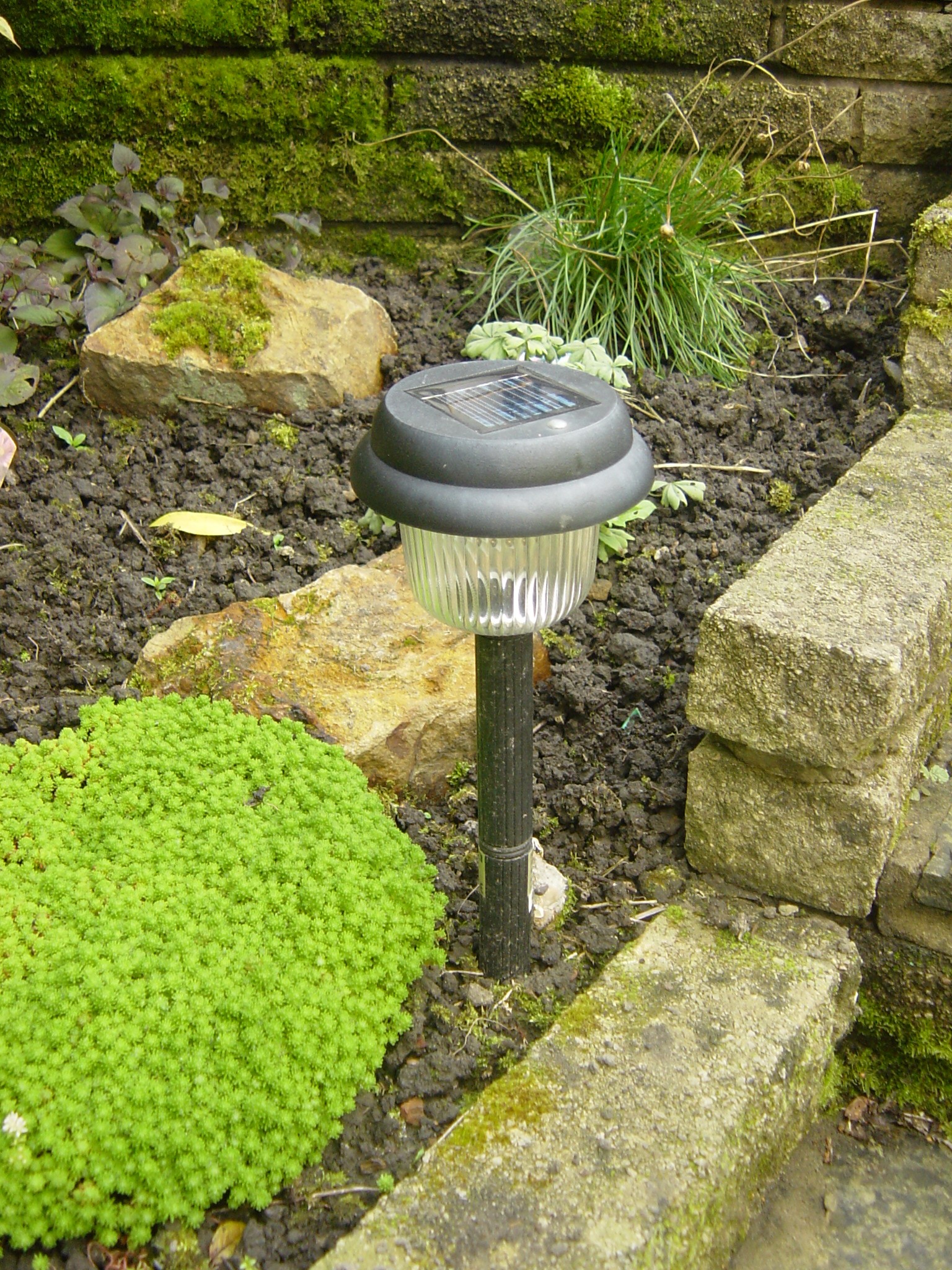  This garden light can use stored solar energy because of the low power consumption of its LED