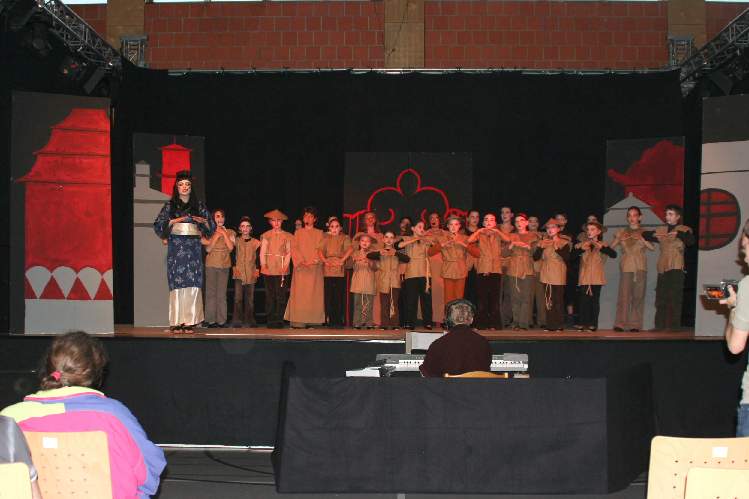 First Act; Beginning scene of the musical: The photograph shows the choir at the first rehearsal of the musical in the gymnasium of mainstockheim.