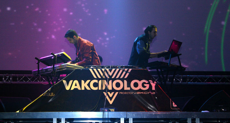 Arik (Dj TOX) and Tigran (Pandorra) at the Vakcinology Festival, Yerevan, 2009.