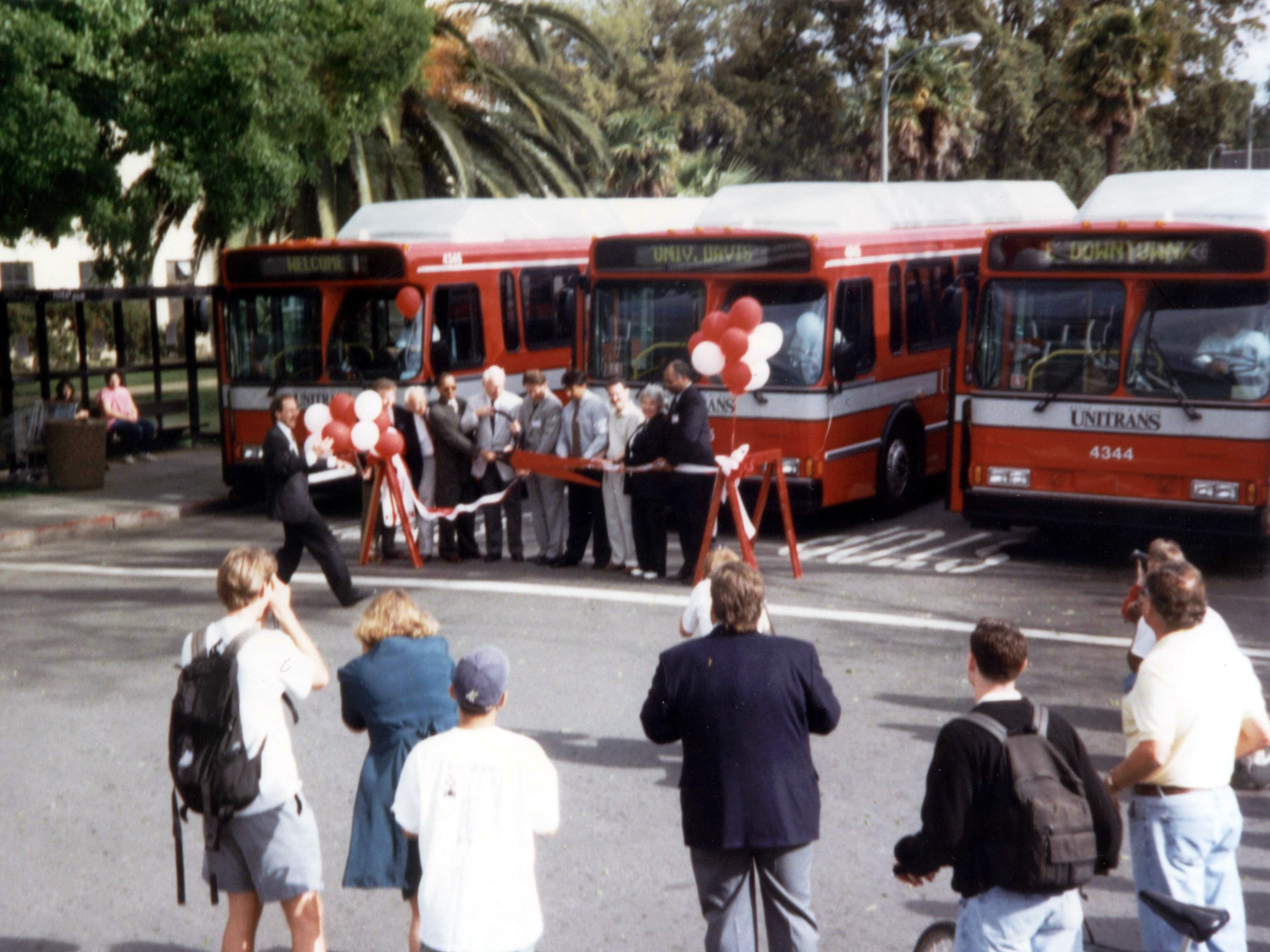 Unitrans 4344, 4345, and 4346 lined up at the MU Terminal for their ribbon [...] ceremony (photo taken on April 9, 1996)