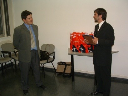 alt Dr. Jordi Roig de Zarate receiving the 2003 Honour Member|Dr. Jordi Roig de Zarate receiving the 2003 Honour Member