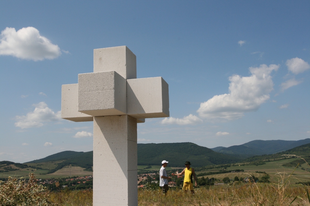 Janos Saxon-Szasz & John Arden Hiigli discuss the Hypercross in Szokolya, Hungary 2009