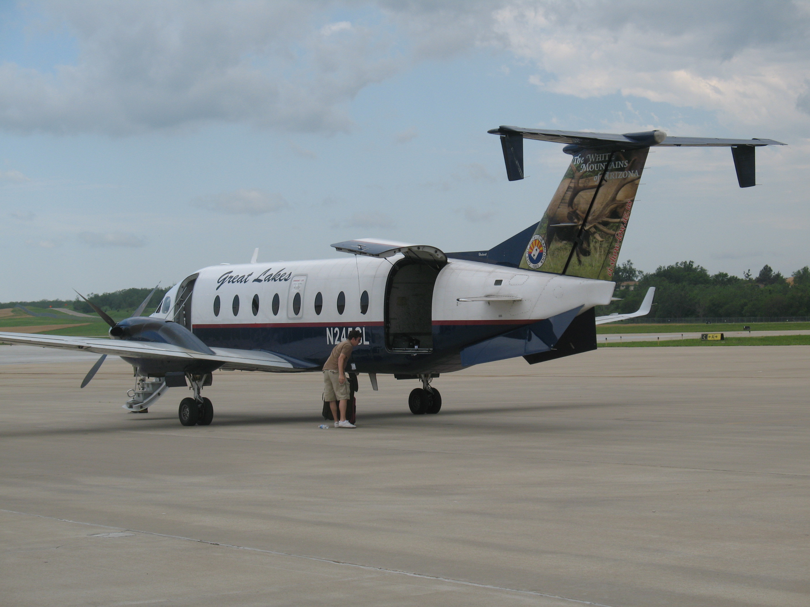Great Lakes B1900D at Manhattan.
