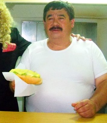 Víctor Rojas as a hot dog vendor.