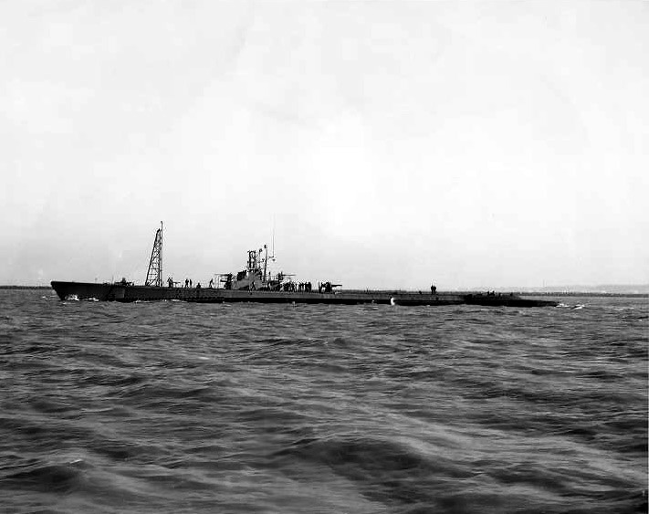 USS Flounder off California in 1945.
