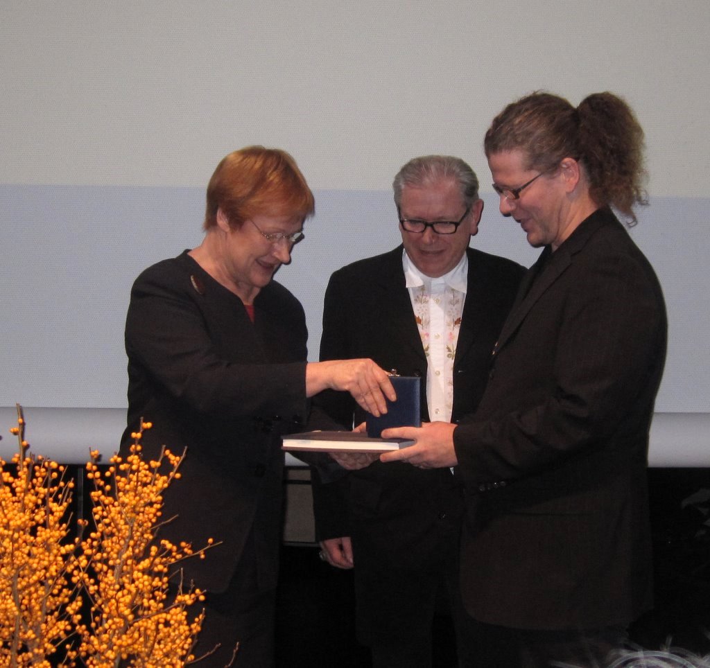 President of Finland Tarja Halonen presents the Ars Fennica Prize to Charles Sandison. The award winning work was selected by David Elliot