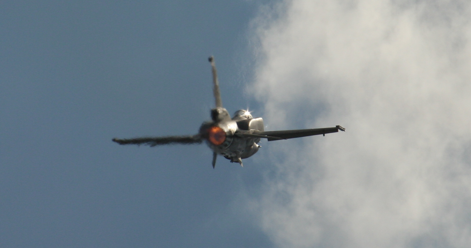 HAF F-16 Demo Team in full afterburner