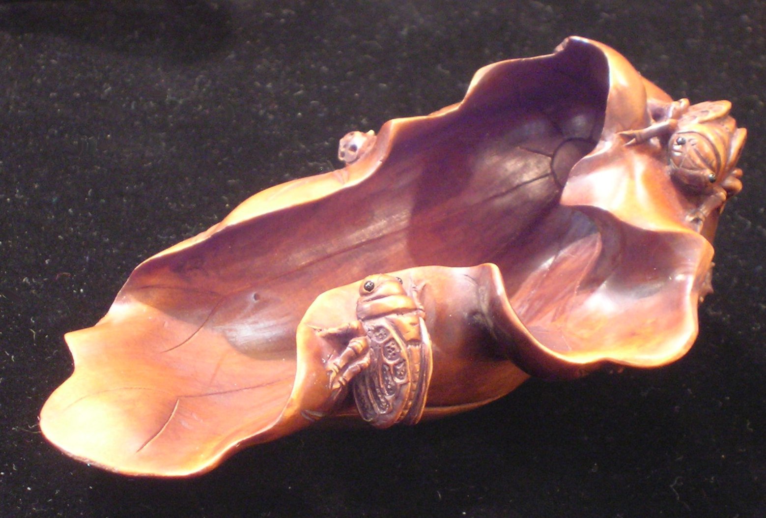 More smoothly finished tea scoop, with carved cicadas.