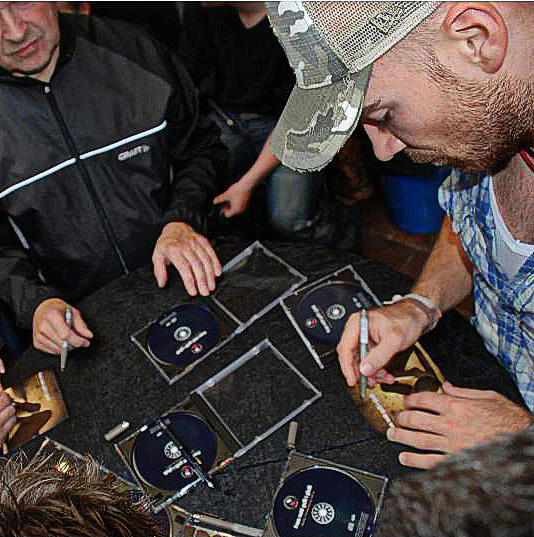 Jóannes at a public record signing, 2009