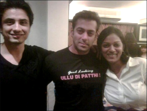 Salman Khan with Ali Zafar and Pooja Deora wearing "Ullu Da Pattha" T-Shirt