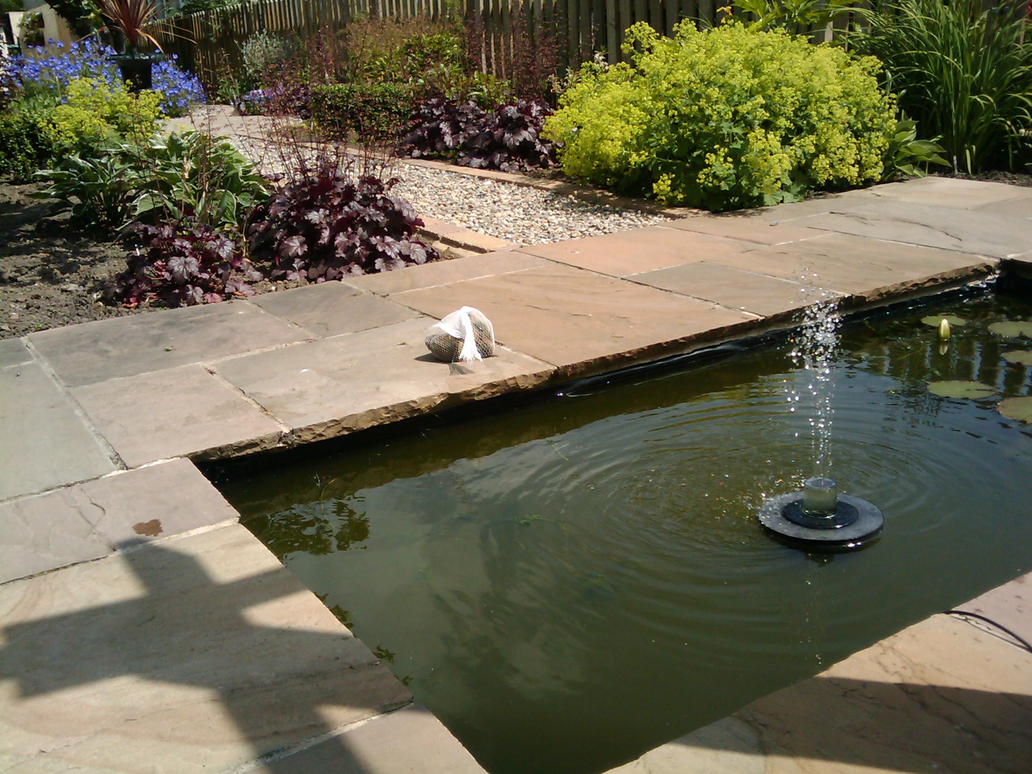 Solar_powered_fountain_2.jpg