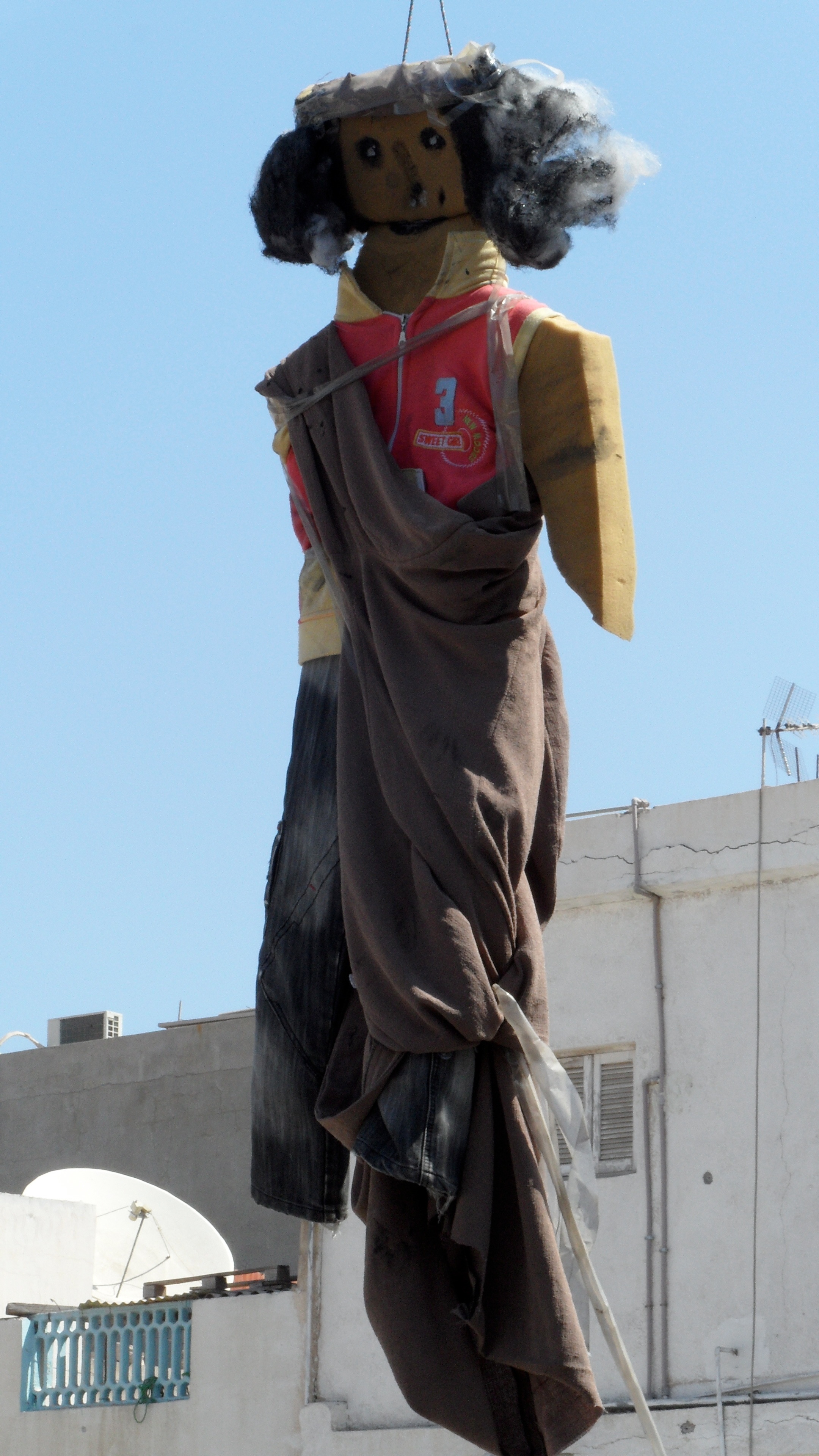 A crude depiction of Gaddafi hanging by a noose A crude depiction of Gaddafi hanging by a noose