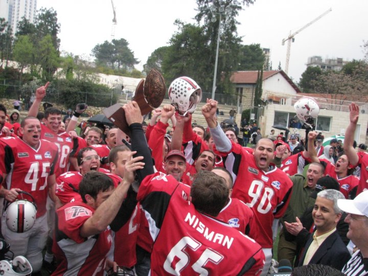 Nisman raises the Ofri Becker trophy after the Tel Aviv-Jaffa Sabres win Israel Bowl III