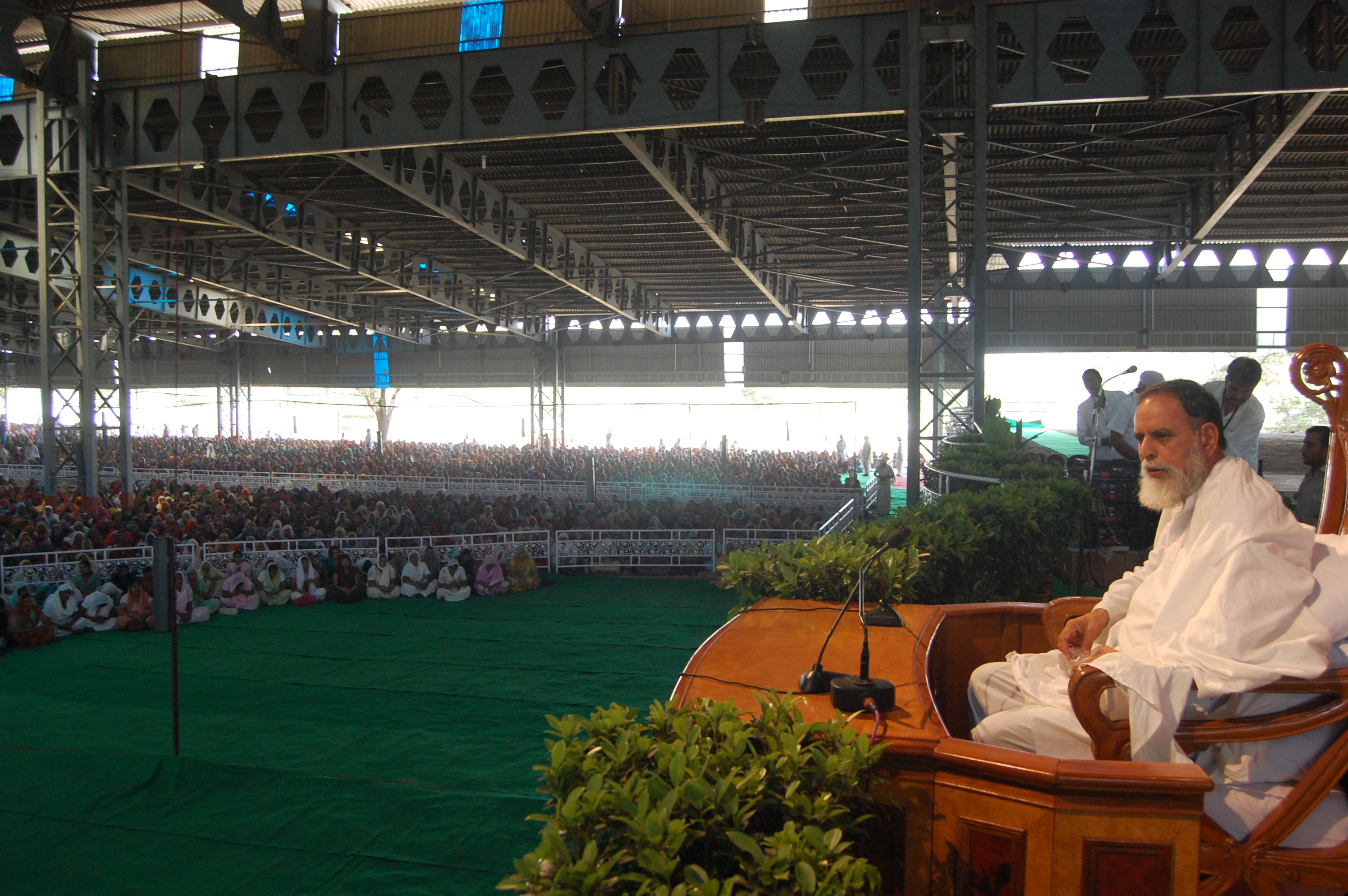 Sant Kanwar Saheb getting ready to deliver Satsang at Radha Swami Dinod Ashram.