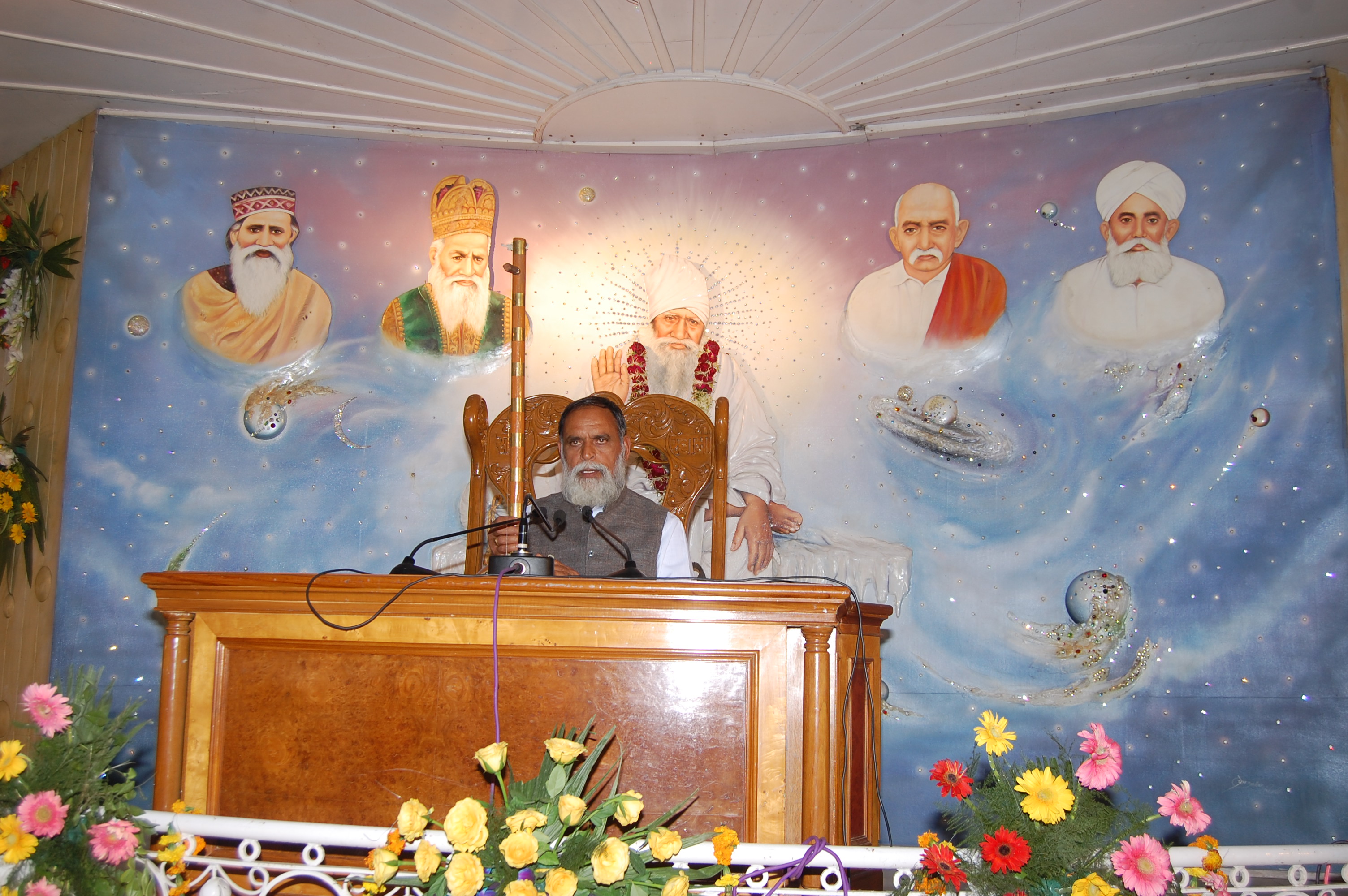 Sant Kanwar Saheb giving Satsang at Bhiwani Ashram. Picture also depicts previous five gurus of Radha Swami Satsang, Dinod