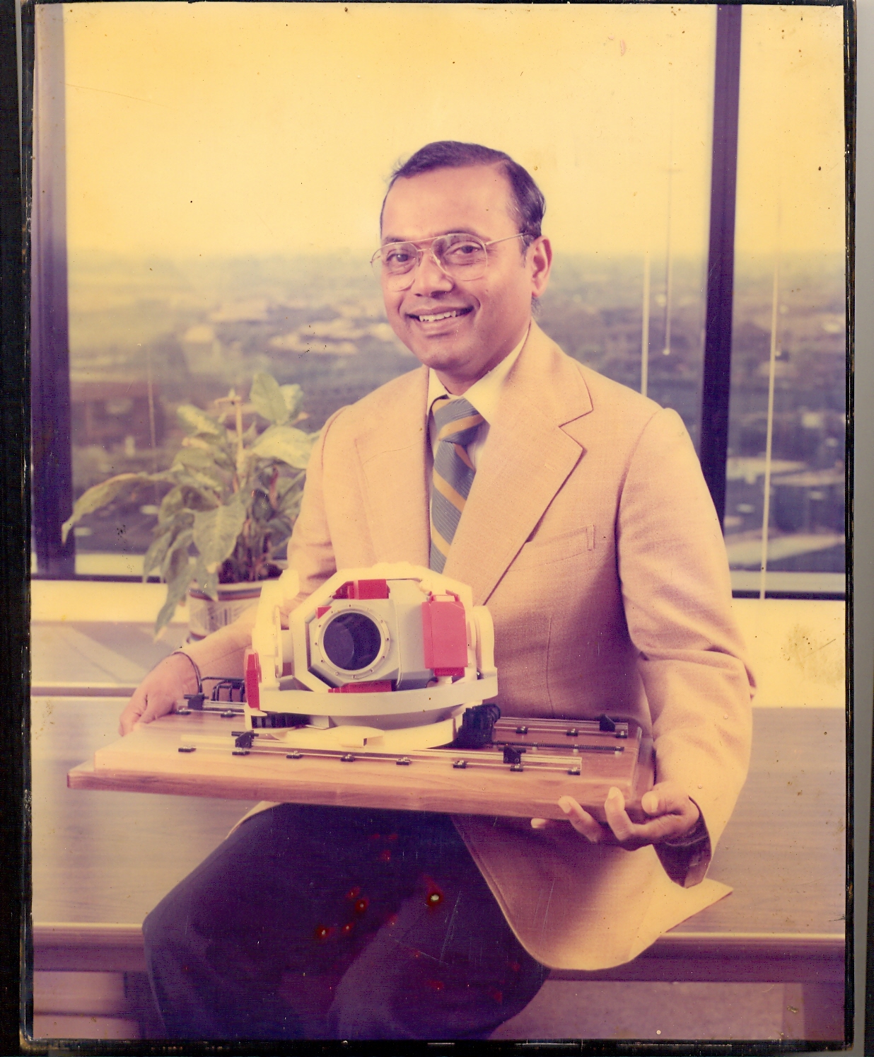 Dr. Ahmed with a mockup AOA Sensor 1986 Dr. Ahmed with a mockup AOA Sensor 1986