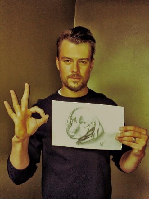Josh Duhamel con dibujo de Bruno Aranda