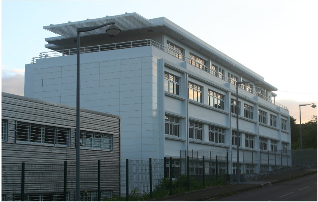 Western gable and southern façade. We can notice the huge porosity of the southern façade on this photography. The western gable shows no porosity but is all covered of an aluminium cladding Western gable and southern façade. We can notice the huge porosity of the southern façade on this photography. The western gable shows no porosity but is all covered of an aluminium cladding
