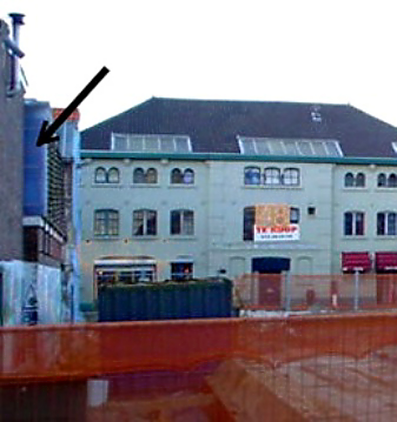 Fig. 4 Building site of the St. Lucas Guildhouse, the peculiar shift in the boundaries q is indicated by an arrow. Compare this q with fig. 2. (Ignore the white building in the background) Fig. 4 Building site of the St. Lucas Guildhouse, the peculiar shift in the boundaries q is indicated by an arrow. Compare this q with fig. 2. (Ignore the white building in the background)