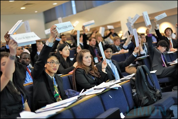 Delegates voting in committee-session at LIMUN 2011.|175x175px