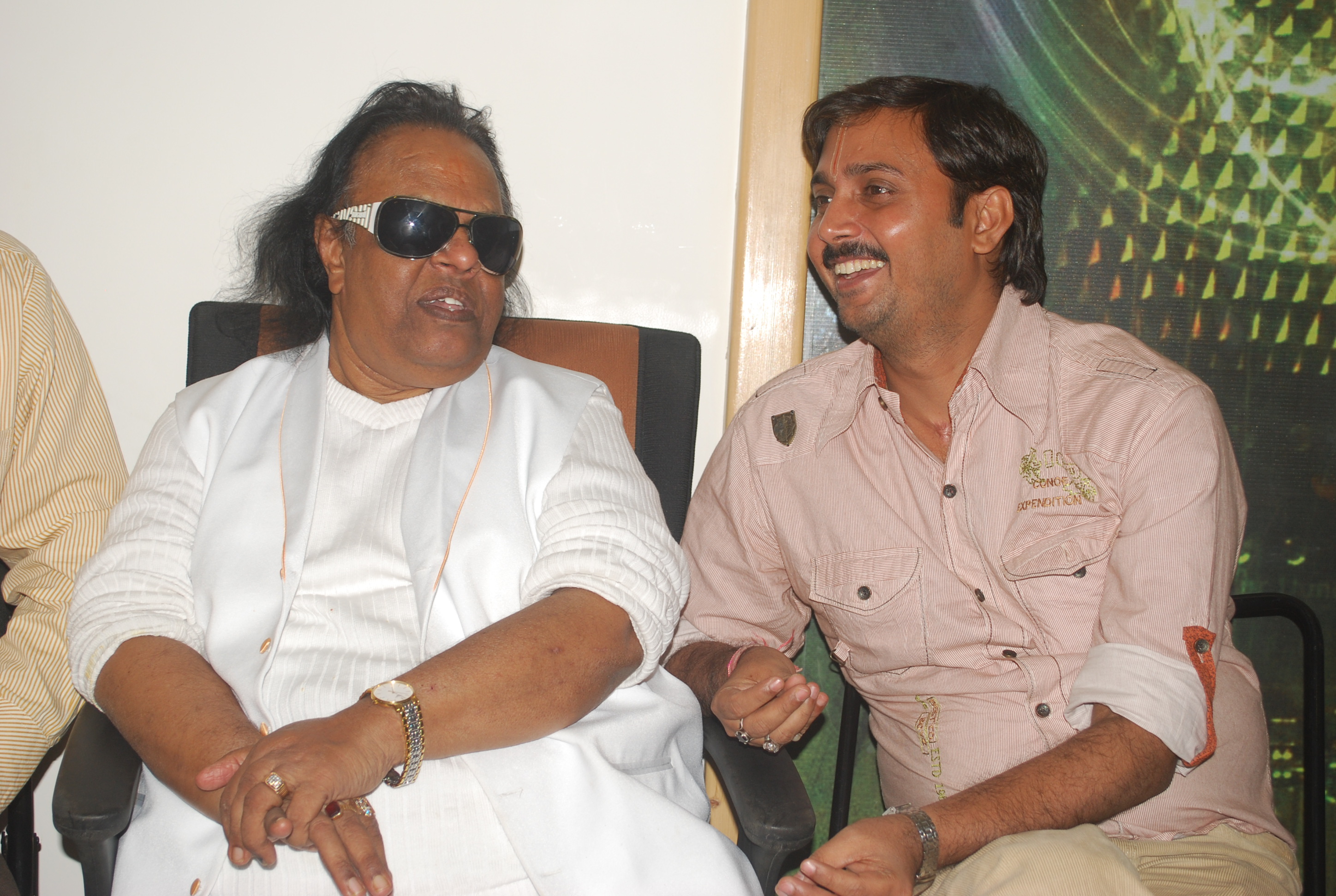 Vishnu Mishra (right) with Ravindra Jain (left)