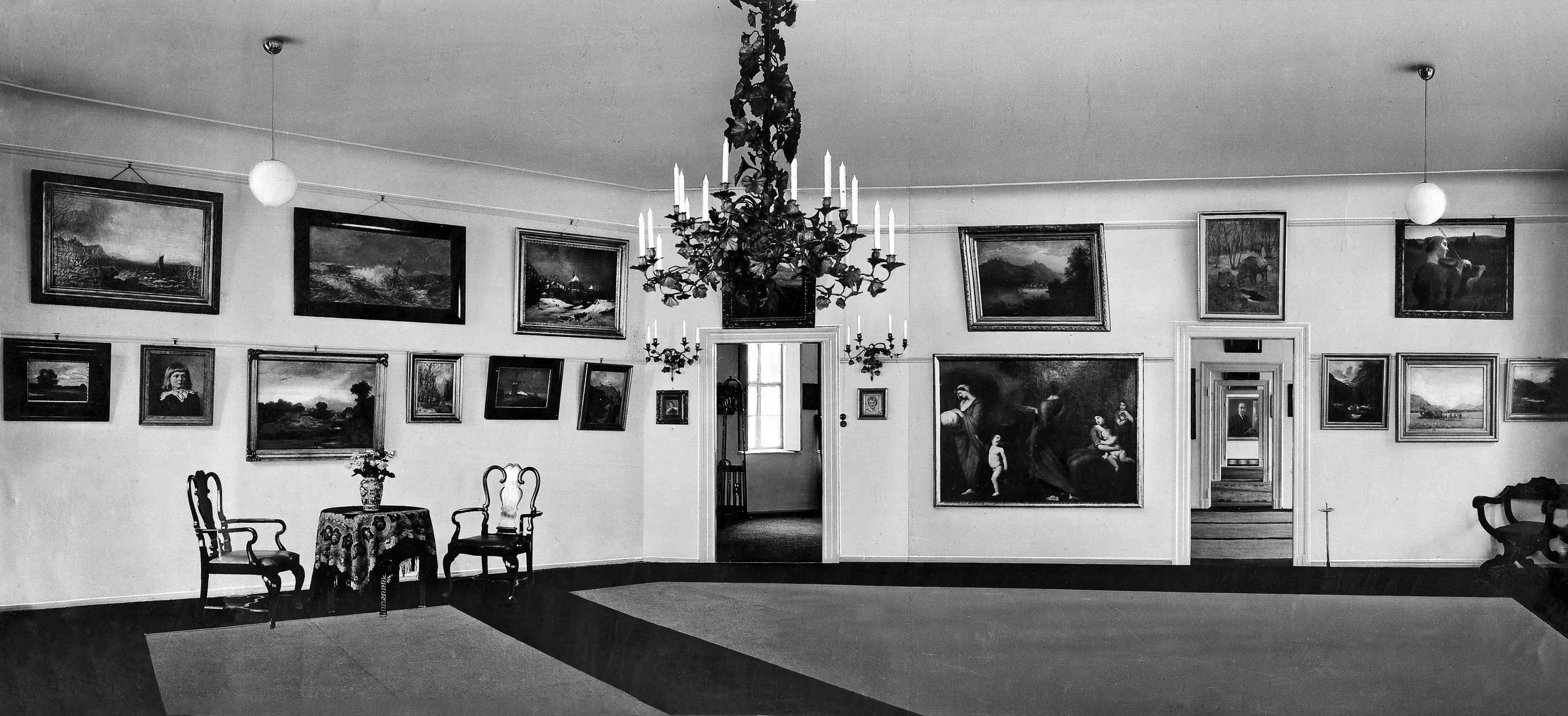 mini|thumb|Rooms in the gallery in the Royal Palace, Leipzig, around 1935 mini|thumb|Rooms in the gallery in the Royal Palace, Leipzig, around 1935