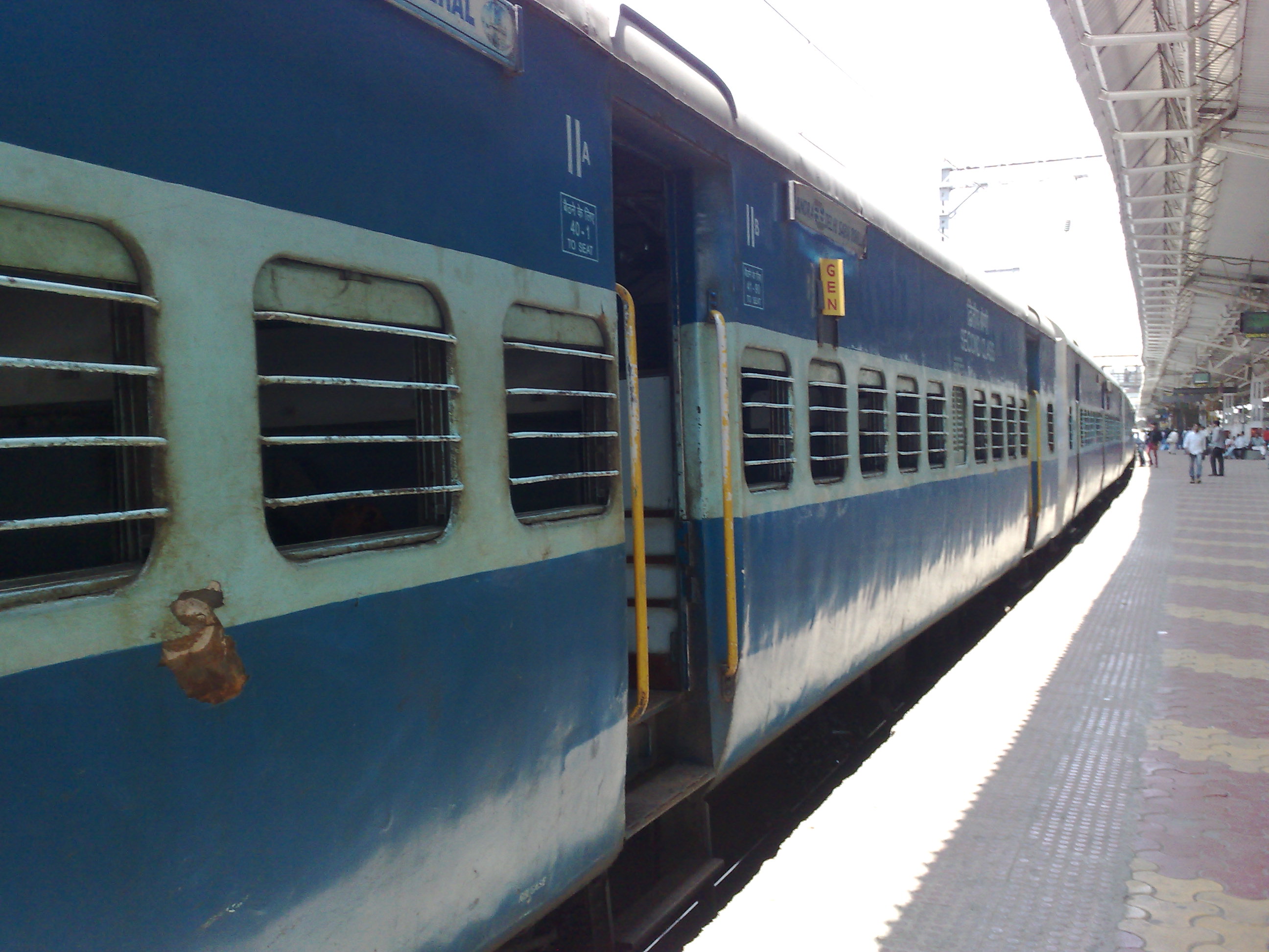 Bandra Terminus Delhi Sarai Rohilla Express at Borivali