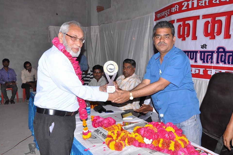 Arif Mahmood being congratulated by Saras Bajpayi, president of Kanpur Press Club following the success of his book. Arif Mahmood being congratulated by Saras Bajpayi, president of Kanpur Press Club following the success of his book.