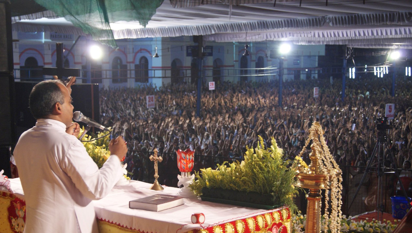 Fr. Xavier Khan Vattayil preaching in an Abhishekagni convention during 2013