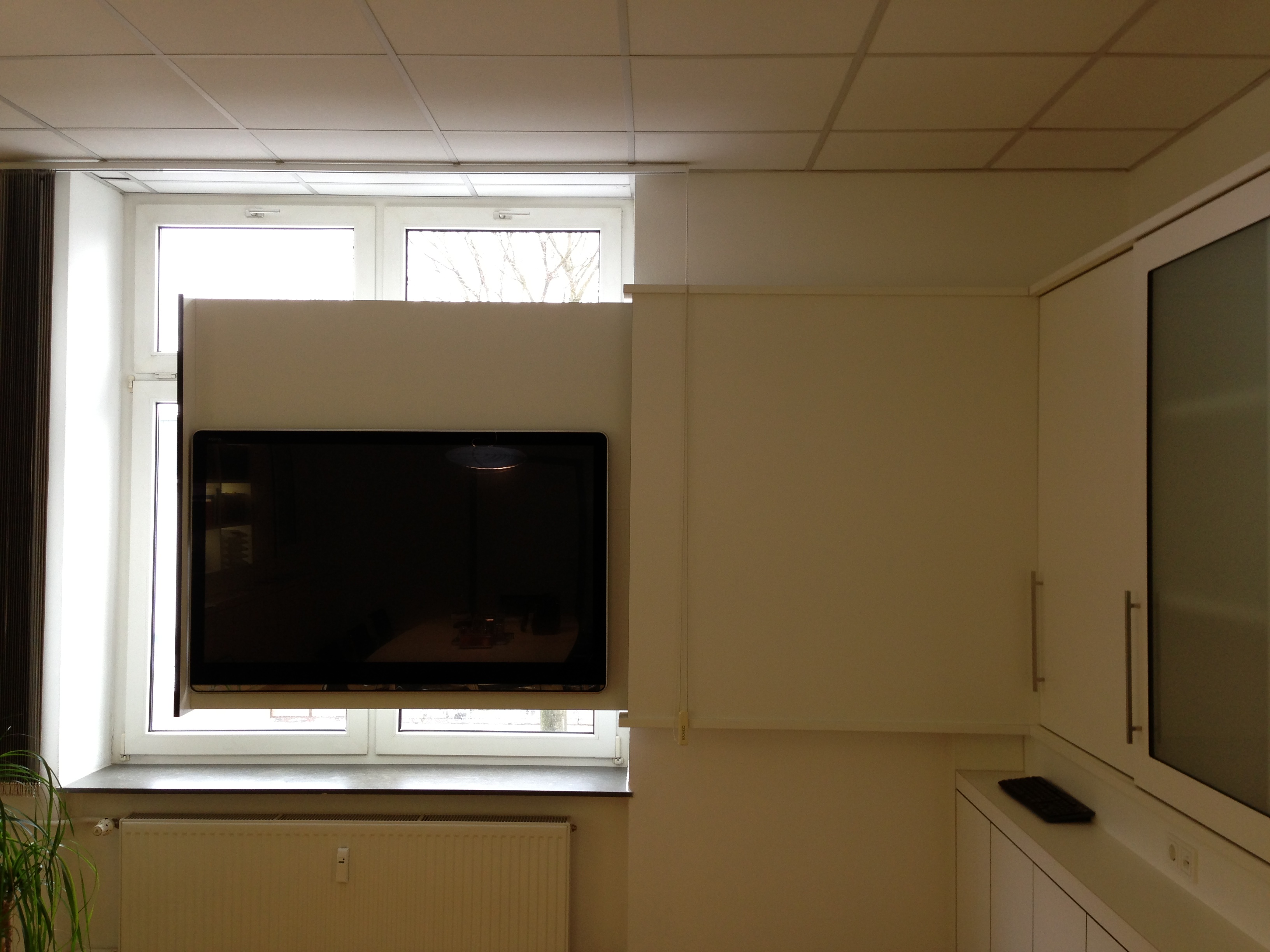 Side-sliding TV-lift Side-sliding TV-lift