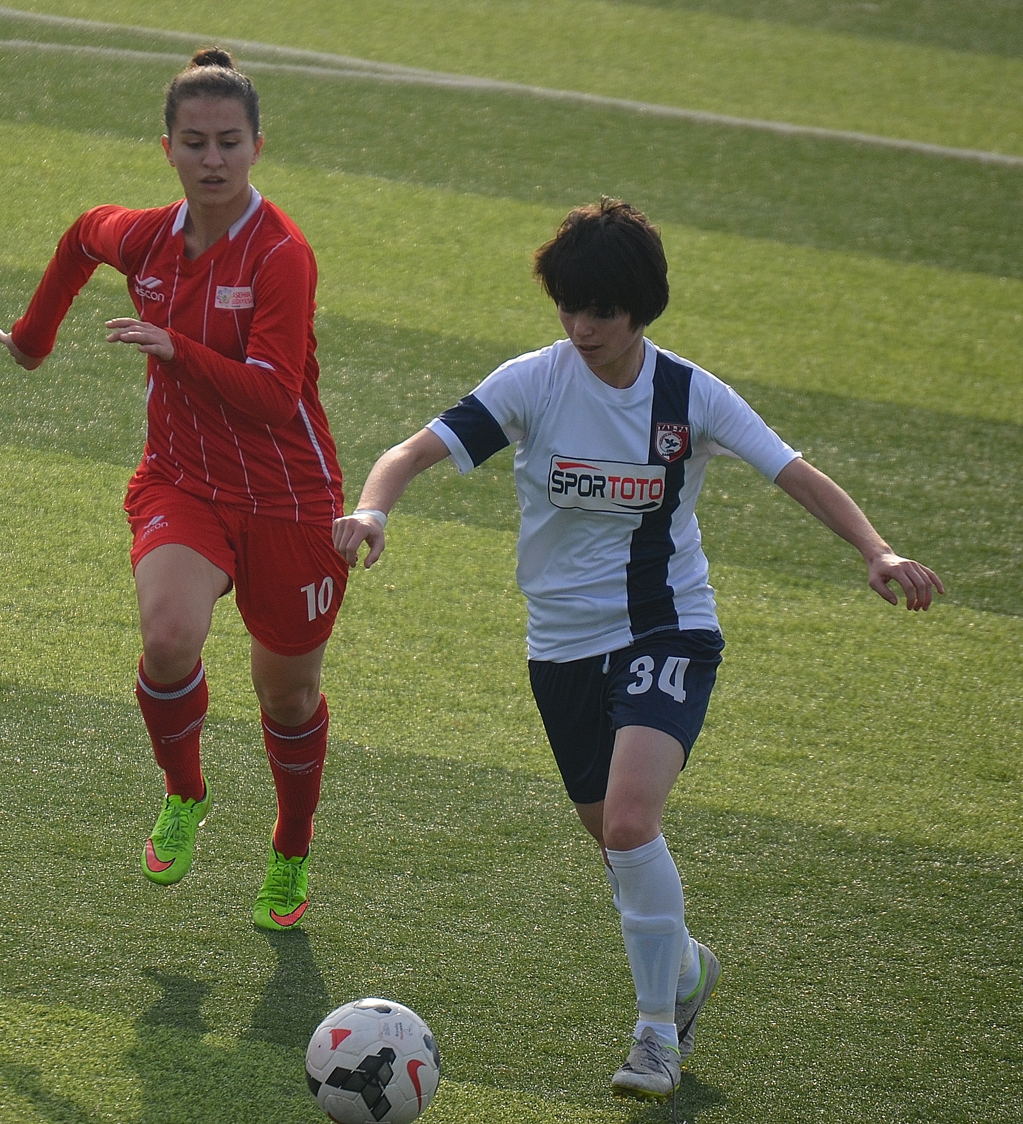 Fatma Serdar playing for İlkadım Belediyesi Yabancılar Pazarı Spor in the away match vs Ataşehir Belediyespor (2014-15 season).