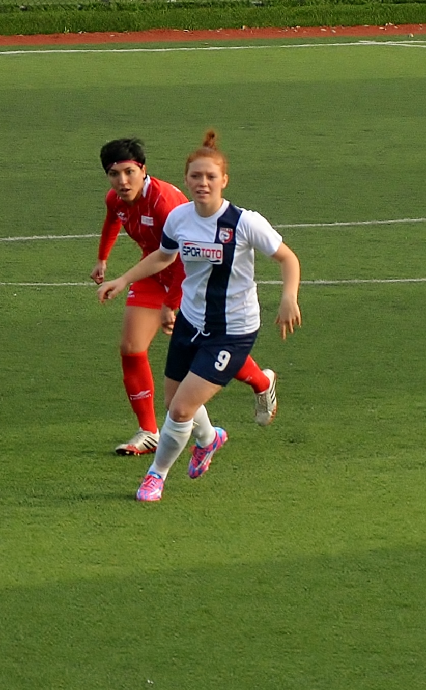 Gül Kaplan playing for İlkadım Belediyesi Yabancılar Pazarı Spor in the 2014-15 season away match against Ataşehir Belediyespor.