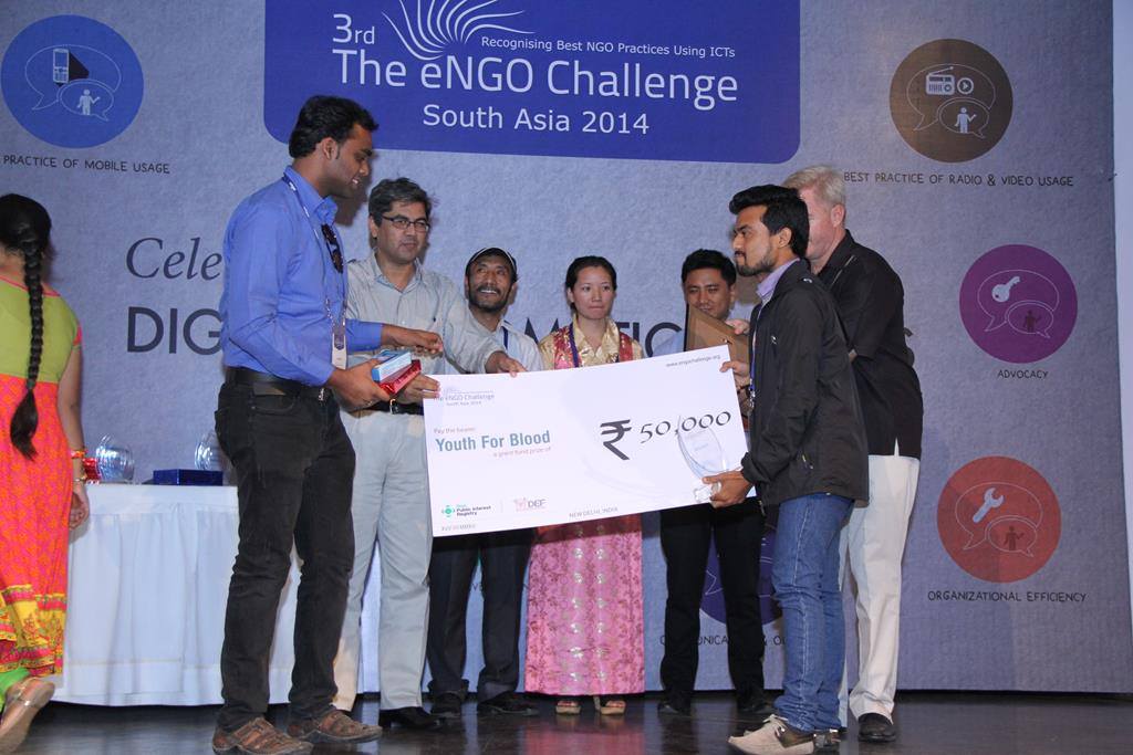 Saroj Karki receiving eNGO award on behalf of Youth For Blood with Ankit Das in New Delhi, India,2014