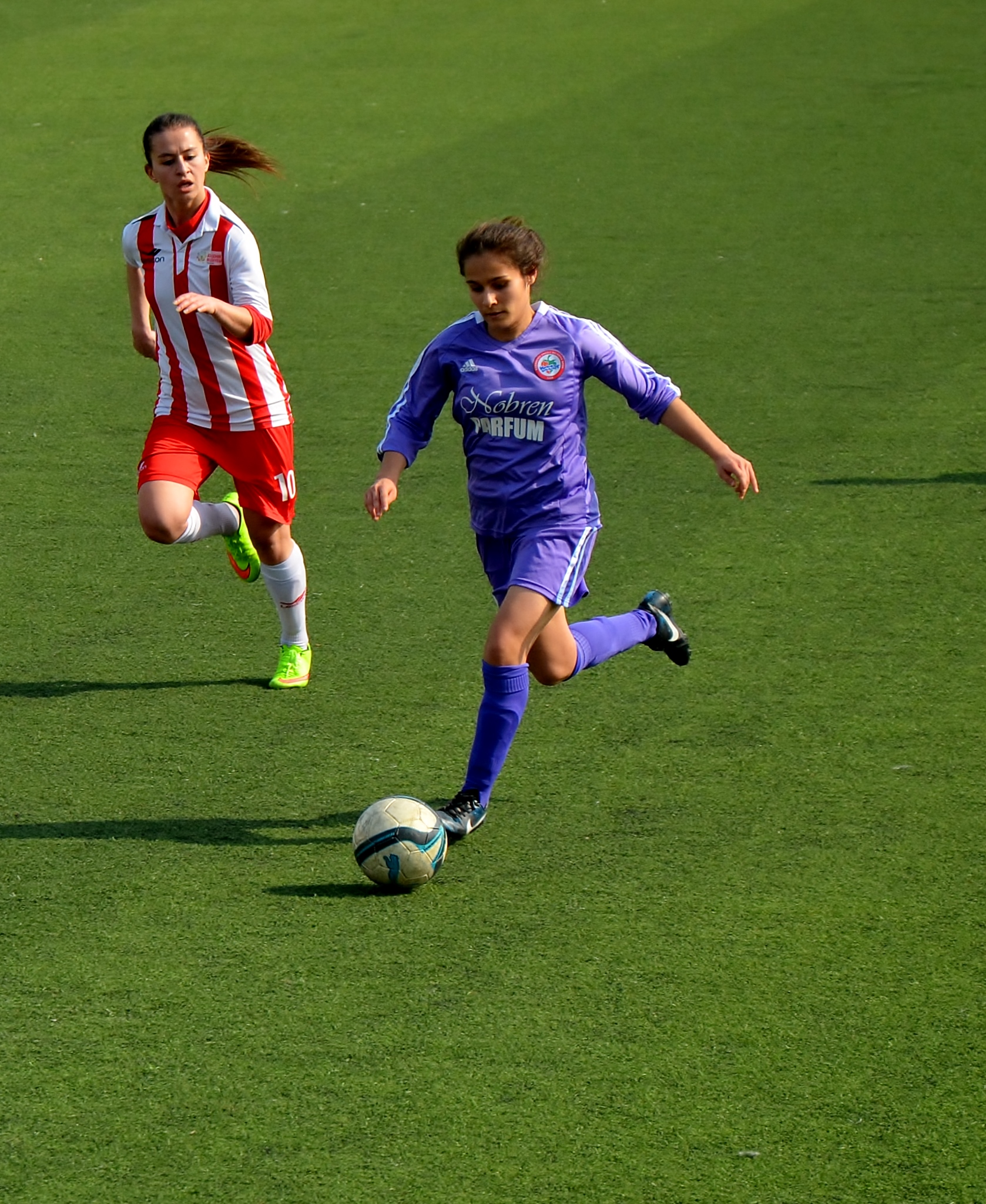Rabia Civan attacking Ataşehir Belediyespor for Kdz. Ereğlispor in the away match of the 2014-15 season.