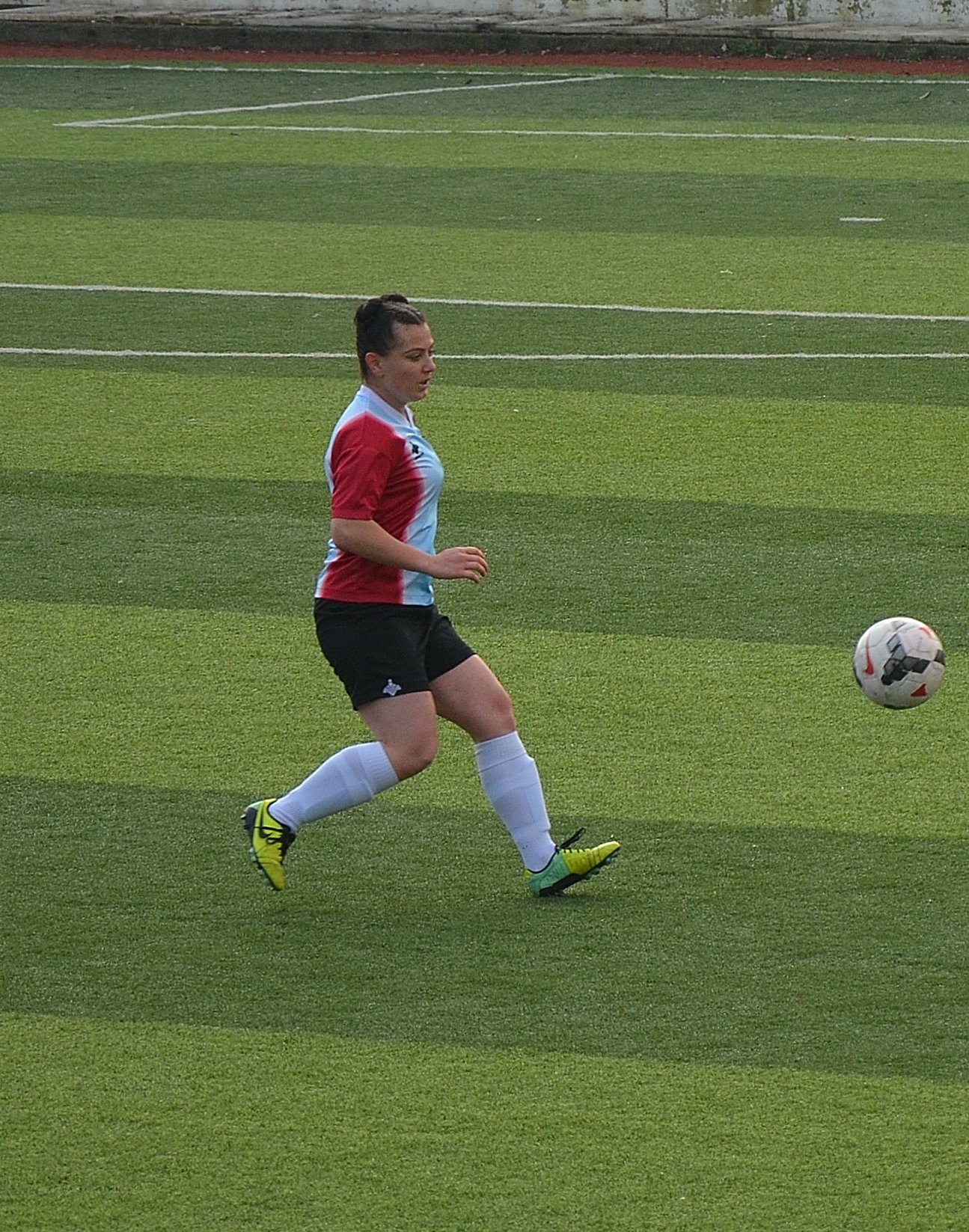 Sibel Nohut playing for Trabzon İdmanocağı in the 2014–15 season.
